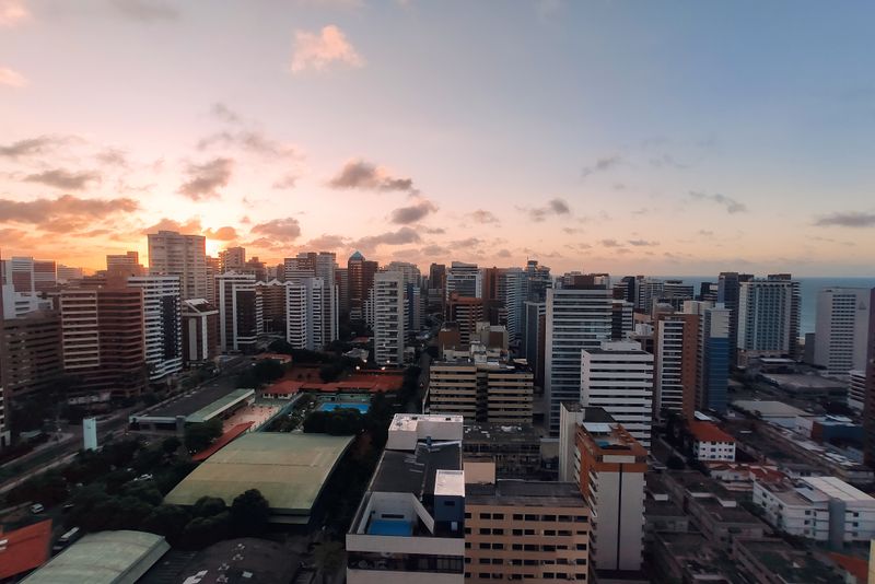 Vista aérea do bairro Meireles em Fortaleza ao pôr do sol