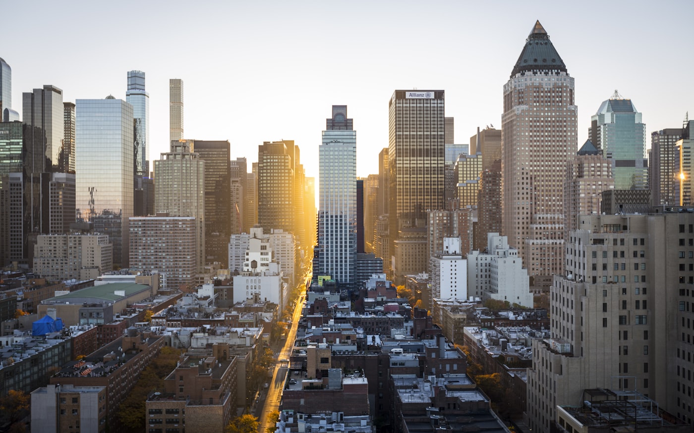 Vista de skyline em crescimento, simbolizando a visão de construção de longo prazo