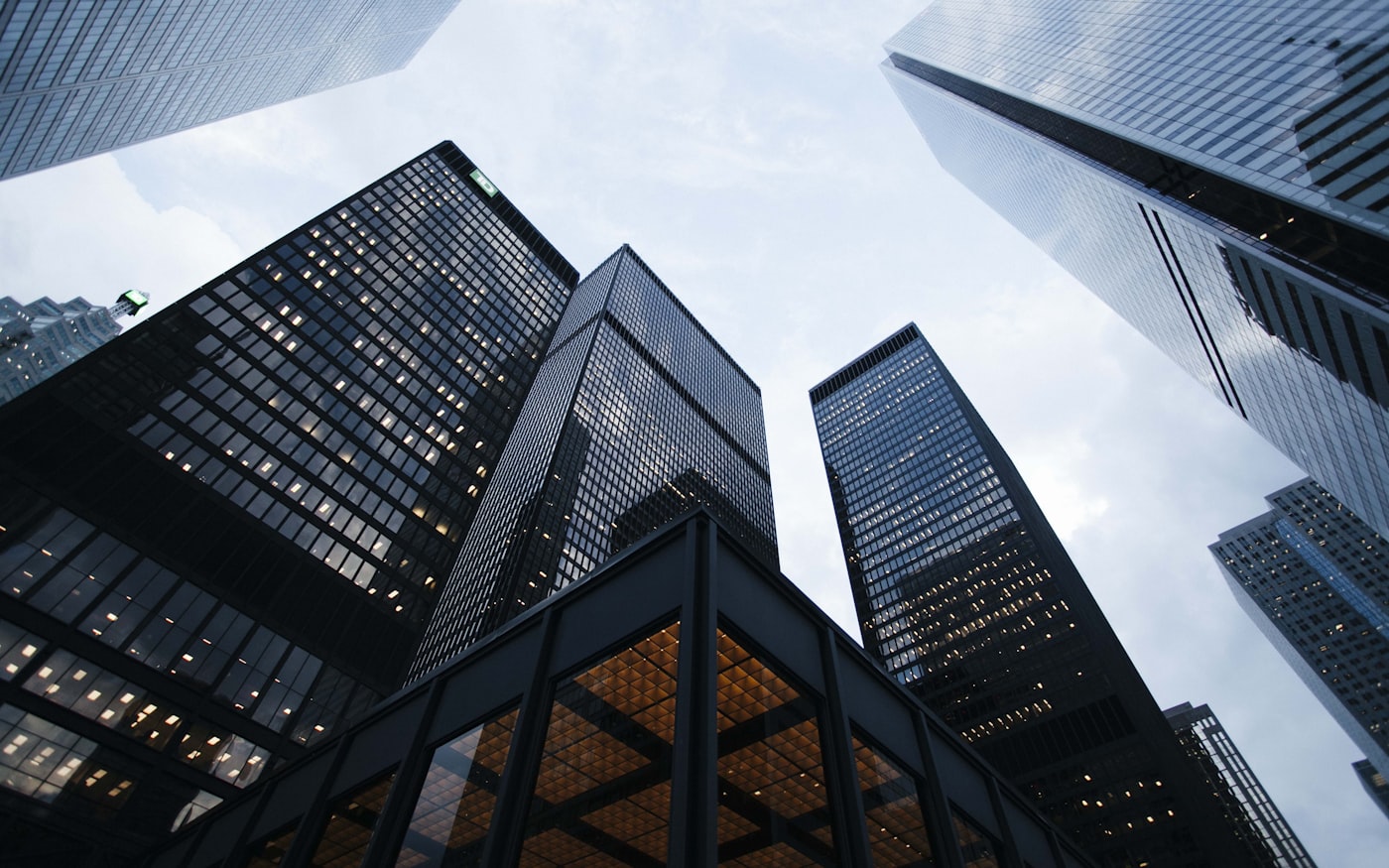 Edifício corporativo em tons escuros, representando a solidez institucional da 3% Investing
